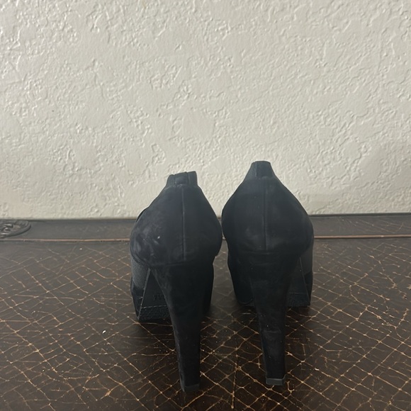 Stuart Weitzman heeled bootie size: 8M - Picture 4 of 5